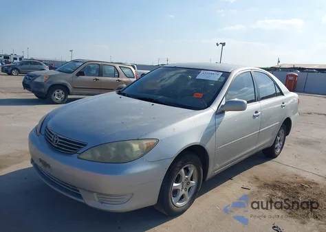2005 Toyota Camry Le z USA, uszkodzony, nr VIN 4T1BE32K55U404868